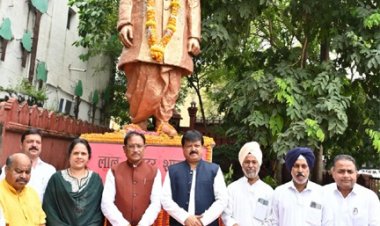 मुख्यमंत्री विष्णुदेव साय ने राष्ट्रपिता महात्मा गांधी और पूर्व प्रधानमंत्री लाल बहादुर शास्त्री की प्रतिमा पर किया माल्यार्पण