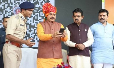 मुख्यमंत्री डॉ. यादव ने मोबाइल से क्यूआर कोड स्कैन कर लांच किया इंदौर पुलिस का चेटबॉट