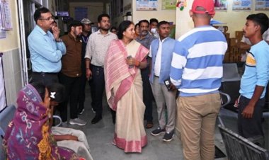 मंत्री लक्ष्मी राजवाड़े ने सूरजपुर जिले के ग्राम भांड़ी में उल्टी-दस्त से पीड़ित ग्रामीणों से की मुलाकात