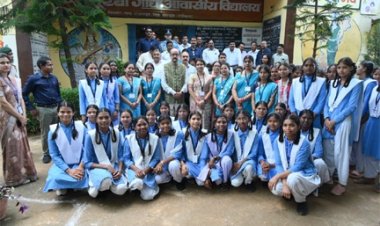 कस्तूरबा गांधी बालिका आवासीय विद्यालय रजपुरीकला पहुंचे राज्यपाल रमेन डेका