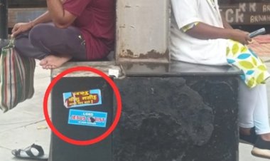 प्लेटफार्म पर धर्म विशेष के प्रचार के लिए चिपकाए पपंलेट