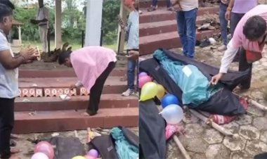 पिता ने दिल पर पत्थर रखकर बेटी की चिता पर काटा केक