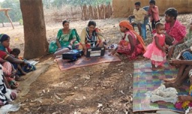 बैंक सखी बालेश्वरी गांव-गांव में पहुंचा रहीं हैं बैंकिंग सुविधाएं