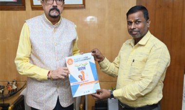 राज्यपाल डेका को ‘प्रारंभ‘ पत्रिका का विशेषांक भेंट