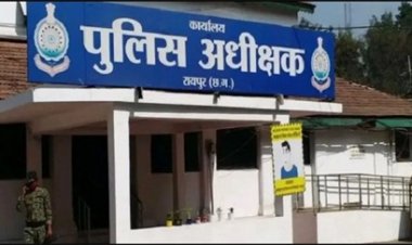 पांच पुलिसकर्मियों ने कार से दो लाख रुपये चोरी किए