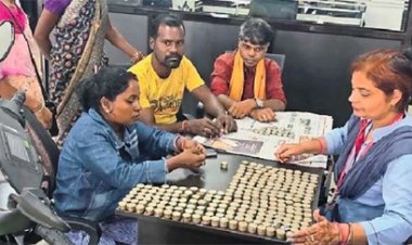 सालों की बचत से किसान ने खरीदी स्कूटी, 40 हजार सिक्कों से किया पेमेंट तो हैरान रह गया शो-रूम