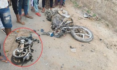 ट्रक से टकराकर चकनाचूर हुई बाइक, 2 की मौके पर मौत; दो गंभीर घायल