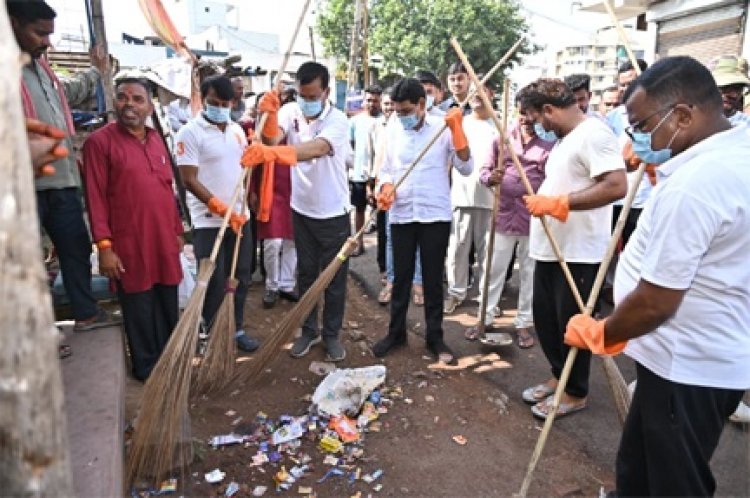 राजस्व मंत्री टंक राम वर्मा ने खेल मैदान में सफाई कर दिया स्वच्छता का संदेश