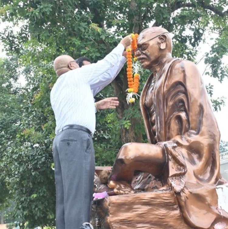 कलेक्टर भगवान सिंह उइके ने महात्मा गांधी की प्रतिमा पर किया माल्यार्पण