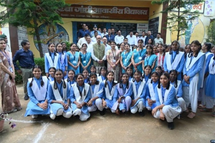 कस्तूरबा गांधी बालिका आवासीय विद्यालय रजपुरीकला पहुंचे राज्यपाल रमेन डेका