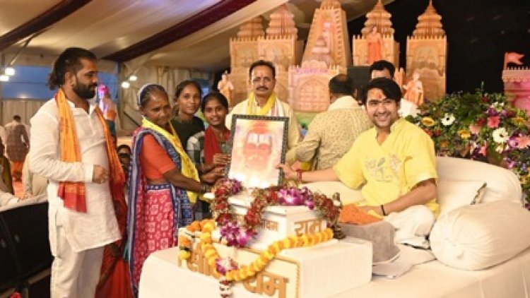 धीरेंद्र शास्त्री ने मुस्लिम परिवार का हिंदू धर्म में किया स्वागत