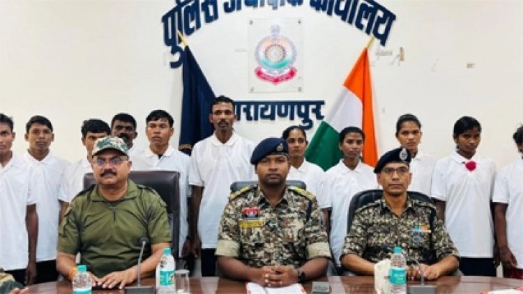 नारायणपुर में 16 माओवादियों ने छोड़ा आतंक का साथ