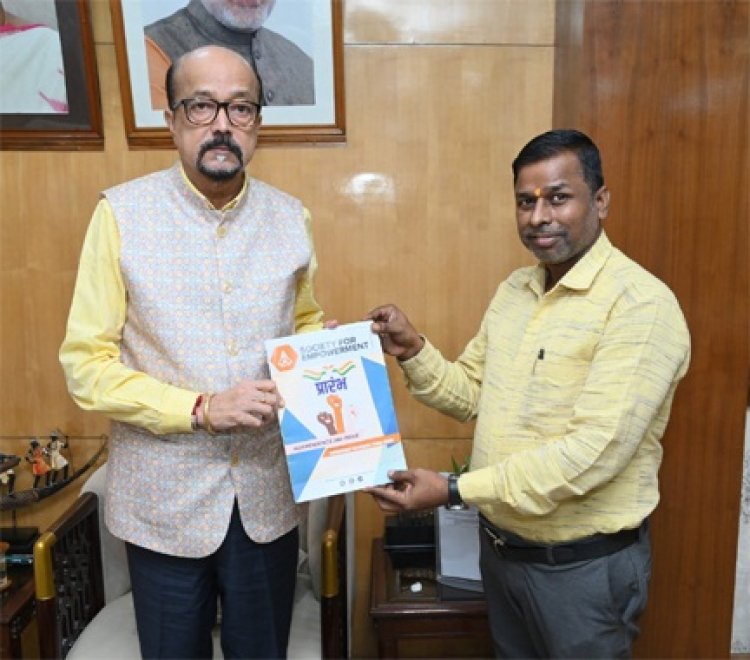 राज्यपाल डेका को ‘प्रारंभ‘ पत्रिका का विशेषांक भेंट