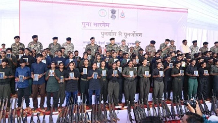 छत्तीसगढ़ के जगदलपुर में 210 माओवादियों ने किया सरेंडर