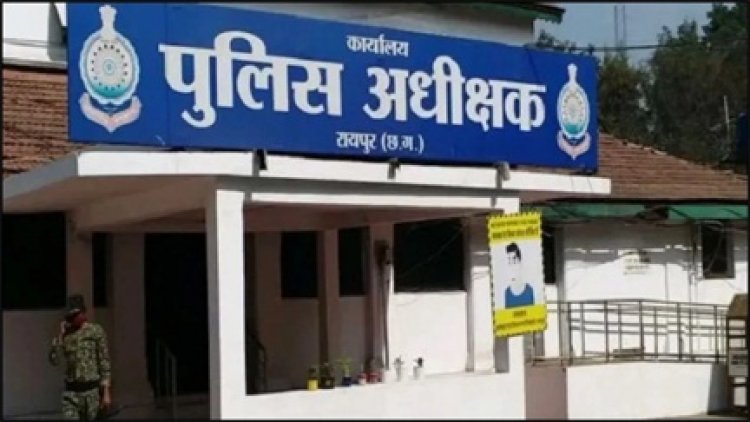 पांच पुलिसकर्मियों ने कार से दो लाख रुपये चोरी किए