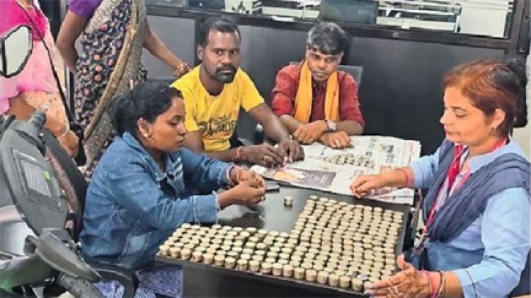 सालों की बचत से किसान ने खरीदी स्कूटी, 40 हजार सिक्कों से किया पेमेंट तो हैरान रह गया शो-रूम