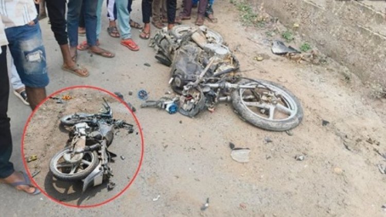 ट्रक से टकराकर चकनाचूर हुई बाइक, 2 की मौके पर मौत; दो गंभीर घायल