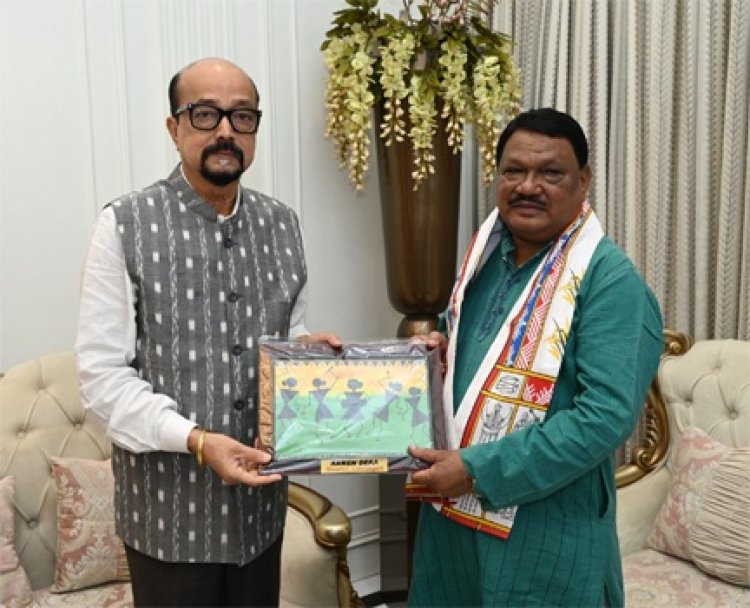 राज्यपाल रमेन डेका से जनजातीय मामलों के केन्द्रीय मंत्री ओराम नेे सौजन्य भेंट की