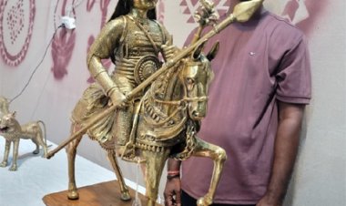 राज्योत्सव शिल्पग्राम में लोगों को आकर्षित कर रहा है छत्तीसगढ़ की पारंपरिक ढोकरा शिल्प