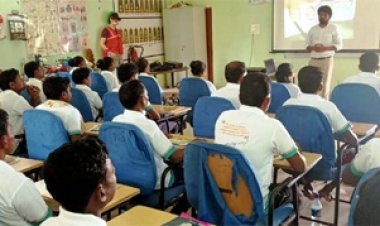 समर्पित माओवादी : वर्दी की जगह अब होटल की यूनिफॉर्म पहन कर करेंगे जिंदगी की नई शुरुआत