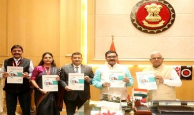 राज्यपाल पटेल को म.प्र. लोक सेवा आयोग का 68वां वार्षिक प्रतिवेदन किया भेंट