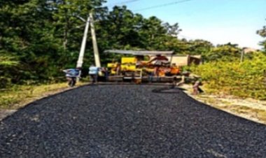 जशपुर में सड़कों की सूरत निखर रही— 4 करोड़ 50 लाख की लागत से बी.टी. पेच रिपेयर कार्य तेज़ी से जारी