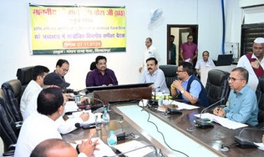 प्रमुख सचिव सोनमणी बोरा ने की विभागीय योजनाओं की समीक्षा