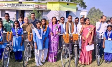 मंत्री लक्ष्मी राजवाड़े ने अजबनगर में सायकल वितरण कर विद्यार्थियों को किया प्रोत्साहित