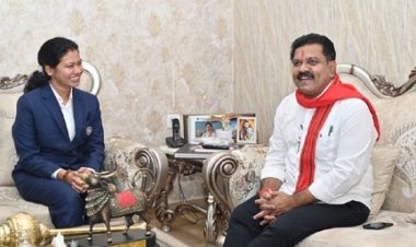 उपमुख्यमंत्री विजय शर्मा मिले वर्ल्ड कप विजेता भारतीय महिला क्रिकेट टीम की फिजियोथेरेपिस्ट आकांक्षा सत्यवंशी से, दी शुभकामनाएं
