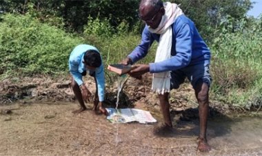 बाइबिल को नदी में विसर्जित कर पिता-पुत्र ने की धर्म वापसी
