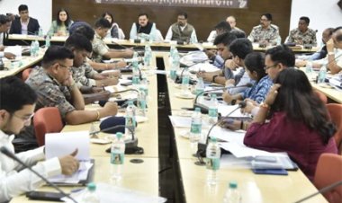 अपर मुख्य सचिव गृह ने ली एलडब्ल्यूई जिलों में विकास कार्यों और शासकीय योजनाओं के क्रियान्वयन की समीक्षा बैठक