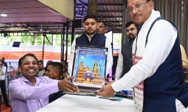 जनदर्शन में अद्भुत दृश्य—भिलाई के अंकुश देवांगन ने मुख्यमंत्री को भेंट की संगमरमर पर बनी प्रधानमंत्री नरेंद्र मोदी की सूक्ष्म प्रतिमा