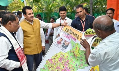 पेंटर शिवकुमार निराला ने मुख्यमंत्री विष्णु देव साय को भेंट किया विशिष्ट ‘राजनीतिक मानचित्र’