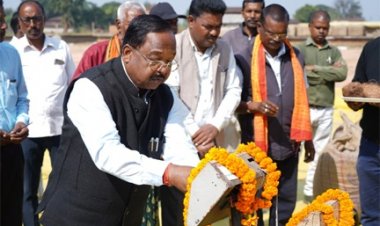 कृषि मंत्री नेताम ने बलरामपुर के डौरा-कोचली खरीदी केंद्र में धान खरीदी का किया शुभारंभ