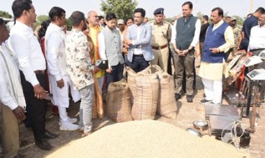 दुर्ग जिले के प्रभारी सचिव सोनमणि बोरा धान उपार्जन केंद्रों में खरीदी व्यवस्था का लिया जायजा