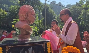 राज्यपाल डेका ने खैरागढ़ विश्वविद्यालय में निर्मित असम के प्रसिद्ध साहित्यकार के कांस्य प्रतिमा का किया अनावरण