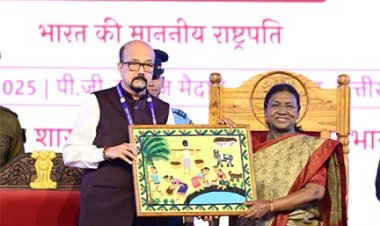 राष्ट्रपति मुर्मु के छत्तीसगढ़ आगमन पर राज्यपाल ने भेंट की भित्ती चित्रकारी की पेंटिंग