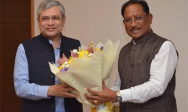 मुख्यमंत्री विष्णुदेव साय ने केंद्रीय रेल मंत्री अश्विनी वैष्णव से की सौजन्य मुलाकात