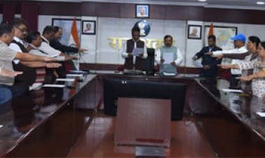 राजभवन सचिवालय के अधिकारियों-कर्मचारियों ने संविधान की प्रस्तावना का किया वाचन