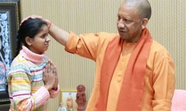 घर छोड़कर सीएम योगी से मिलने पहुंची मूक-बधिर खुशी
