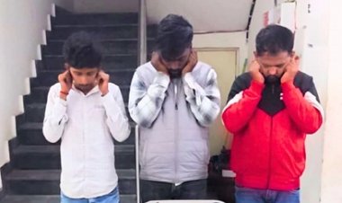 युवकों ने बीच सड़क पर कार रोककर मनाया बर्थडे पार्टी फिर पुलिस ने दिया अपने अंदाज में 'GIFT'