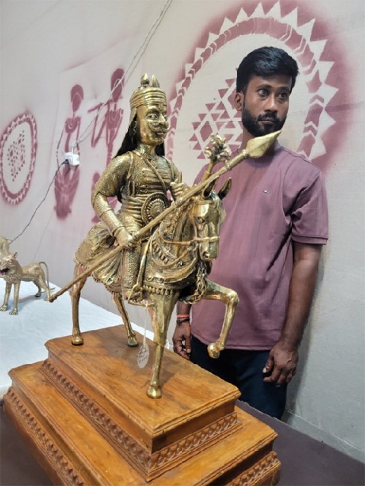 राज्योत्सव शिल्पग्राम में लोगों को आकर्षित कर रहा है छत्तीसगढ़ की पारंपरिक ढोकरा शिल्प