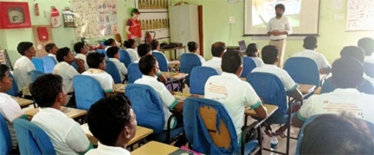 समर्पित माओवादी : वर्दी की जगह अब होटल की यूनिफॉर्म पहन कर करेंगे जिंदगी की नई शुरुआत