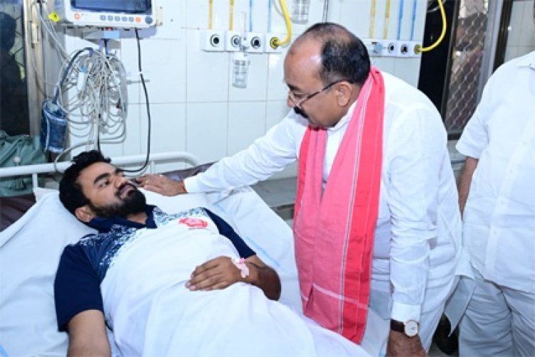 उप मुख्यमंत्री अरुण साव रेल हादसे में घायल लोगों से मिले