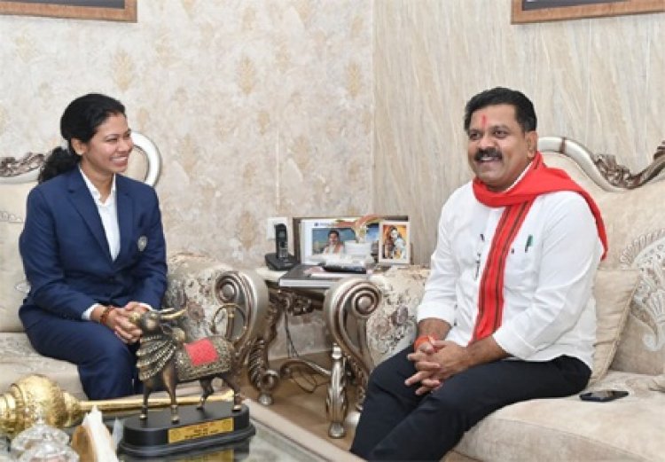 उपमुख्यमंत्री विजय शर्मा मिले वर्ल्ड कप विजेता भारतीय महिला क्रिकेट टीम की फिजियोथेरेपिस्ट आकांक्षा सत्यवंशी से, दी शुभकामनाएं