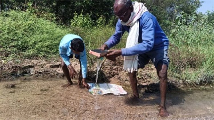 बाइबिल को नदी में विसर्जित कर पिता-पुत्र ने की धर्म वापसी