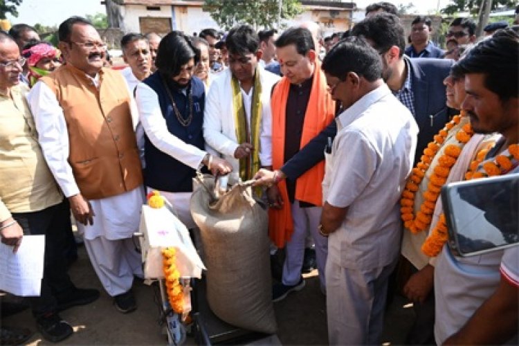 जिले मे आज से धान खरीदी शुरू, झालखम्हरिया केंद्र में कैबिनेट मंत्री खुशवंत साहेब एवं विधायक द्वय योगेश्वर राजू सिन्हा, एवं संपत अग्रवाल की उपस्थिति में हुआ शुभारंभ