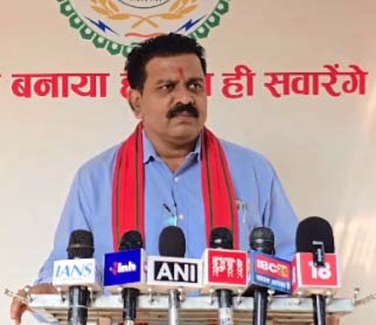 मुख्यधारा में लौटे नक्सली जेल में मिले अपने परिजनों से