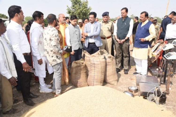 दुर्ग जिले के प्रभारी सचिव सोनमणि बोरा धान उपार्जन केंद्रों में खरीदी व्यवस्था का लिया जायजा