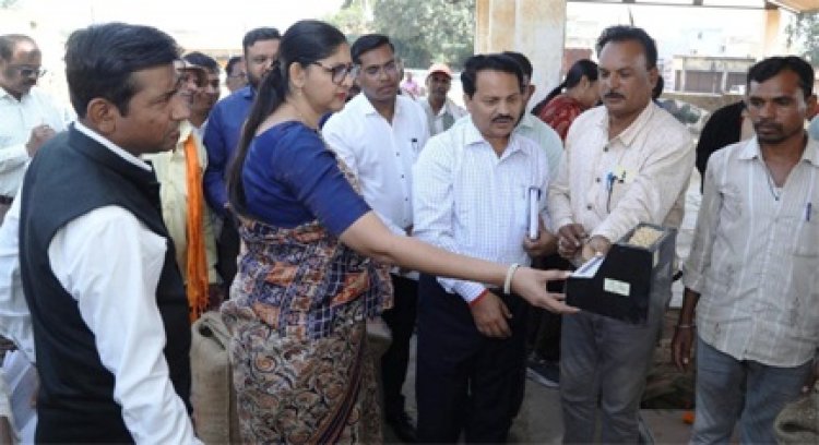 कांकेर जिले के धान खरीदी केंद्रों की व्यवस्था का लिया जायज़ा : सचिव रीना बाबा साहेब कंगाले ने